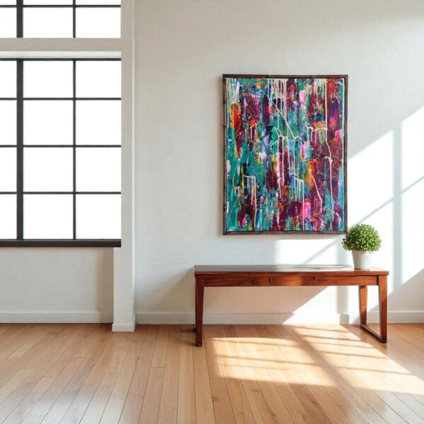 Peinture “Sweet” accrochée dans un salon lumineux avec sol en bois clair, table et plante décorative. laetitia nemery peintre artiste bruxelles