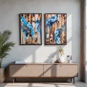 Diptyque abstrait “Whales” – deux toiles 90x60 cm aux formes bleues dynamiques sur fond texturé brun et beige, encadrées en bois foncé. Laetitia Nemery artiste bruxelloise belgique décoration interieur