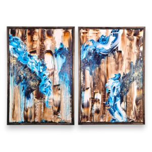 Diptyque abstrait “Whales” – deux toiles 90x60 cm aux formes bleues dynamiques sur fond texturé brun et beige, encadrées en bois foncé. Laetitia Nemery artiste bruxelloise belgique décoration interieur